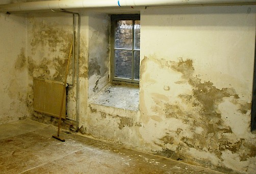 Ein Raum der betroffenen Kellerräume vor der Sanierung