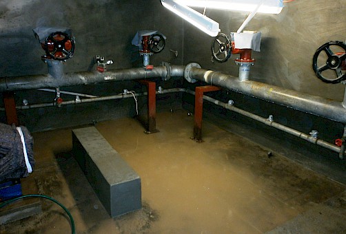 Drückendes Wasser von unten und befallene Wände in der Sprinklerzentrale